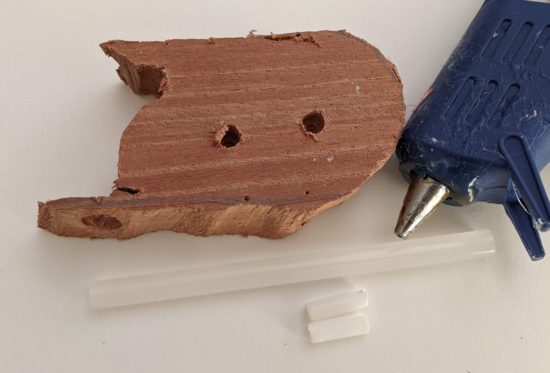 The plastic rods are uncrushed and glue gun warm